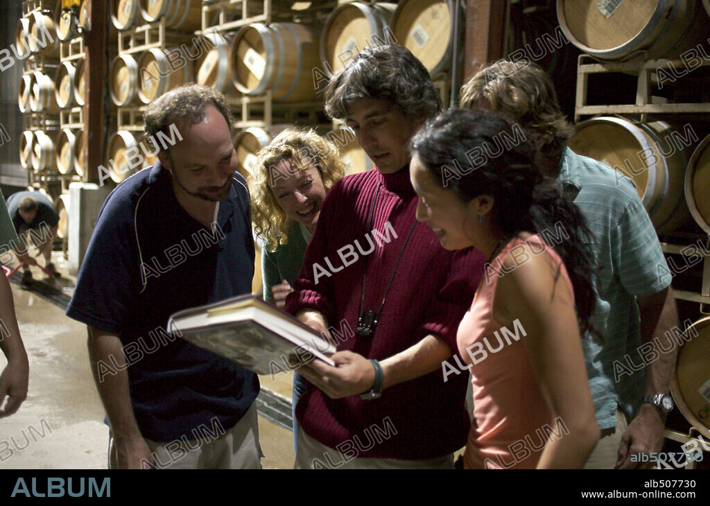 ALEXANDER PAYNE, PAUL GIAMATTI, SANDRA OH, THOMAS HADEN CHURCH and VIRGINIA MADSEN in SIDEWAYS, 2004, directed by ALEXANDER PAYNE. Copyright 20TH CENTURY FOX / WALLACE, MERIE W.