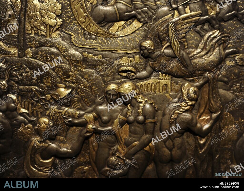 ARTE RENACIMIENTO. ITALIA. LEONI POMPEO (h. 1533-Madrid, 1608). Escultor italiano. Colaborar con su padre, Leone Leoni. Creó un taller en Madrid. CASCO Y ESCUDO REDONDO ricamente decorado con relieves. Milán, 1560-1565. Realizado con hierro, retocado con oro y plata. Detalle escudo. Museo Histórico Alemán (Deutsches Historisches Museum). Berlín. Alemania. Europa.