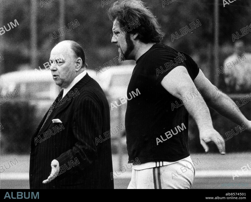 Friidrottaren diskuskastaren Ricky Bruch /. med sin tränare Kurt Alexandersson. Bruch Ricky friidrott Tävl 1976 /. Alexandersson Kurt friidrott tränare Sit. (c) Sydsvenskan / IBL.