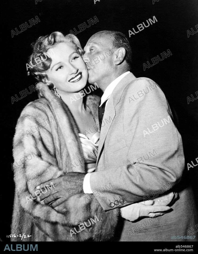 CAROL OHMART y MICHAEL CURTIZ en THE SCARLET HOUR, 1956, dirigida por MICHAEL CURTIZ. Copyright PARAMOUNT PICTURES.