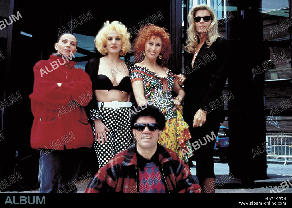 ANABEL ALONSO, BIBI ANDERSEN, PEDRO ALMODOVAR, VERONICA FORQUE y VICTORIA ABRIL en KIKA, 1993, dirigida por PEDRO ALMODOVAR. Copyright EL DESEO S.A / LEROY, JEAN MARIE.