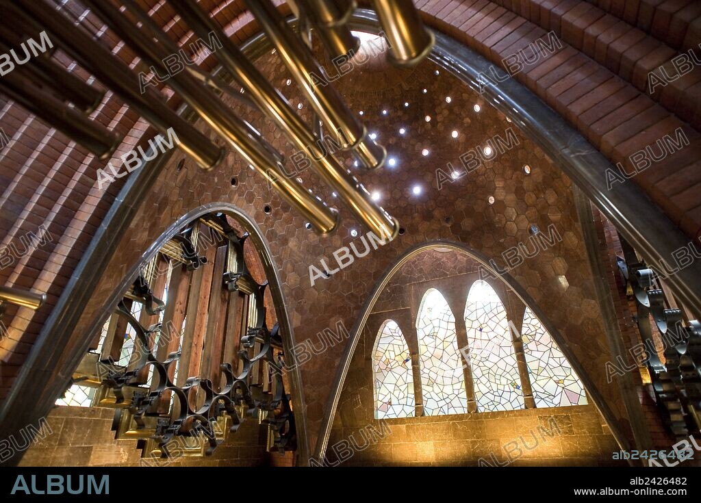 ANTONI GAUDÍ. Palau Güell. Organ and parabolic arches.