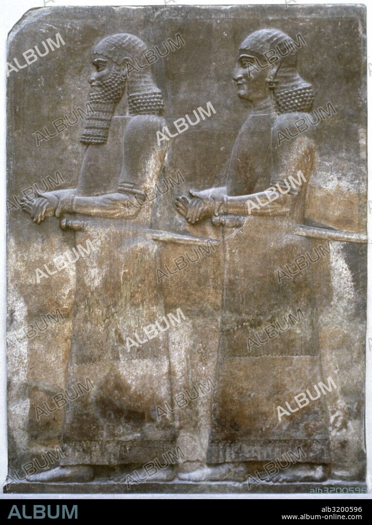 ARTE MESOPOTAMICO-ASIRIO. Nobles o miembros de la casa real. Relieve que procede del Palacio de Sargon II en Khorsabad (713-706 a. C.). Museo del Louvre. París. Francia.