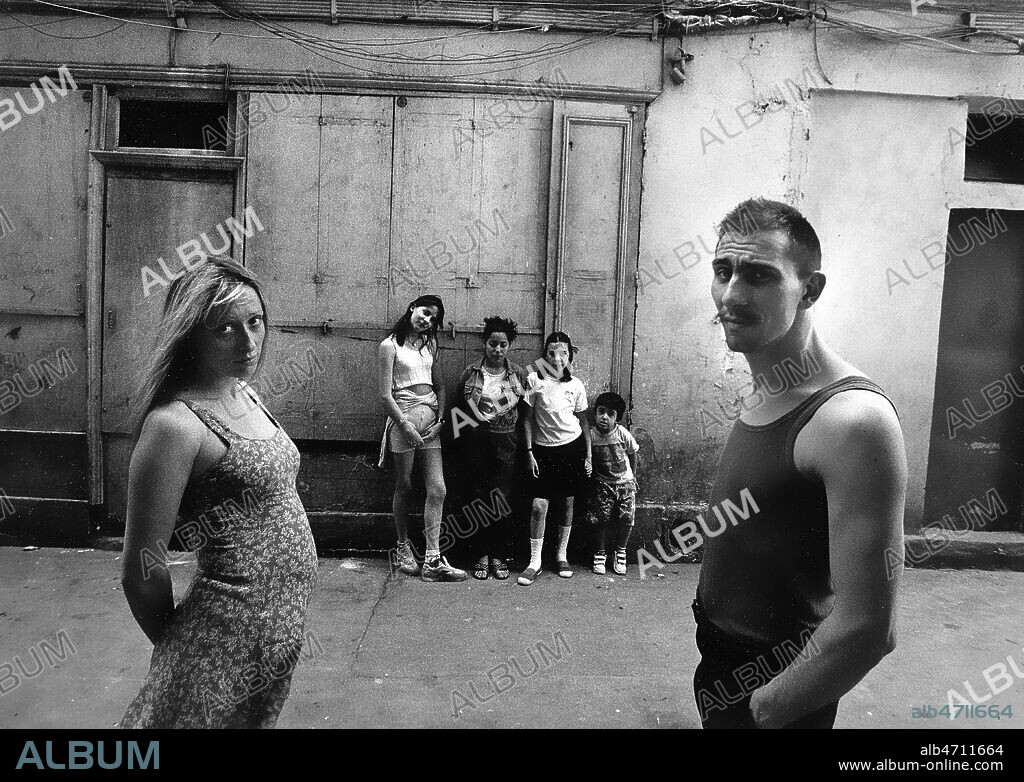 Famille nombreuse. Herve HAINE et Kati YERLE, Melodie Lolita, IlHam et Aramis dans l'ile aux Chalons 75012. Credit Photo Francis CAMPIGLIA/Kharbine Tapabor.
