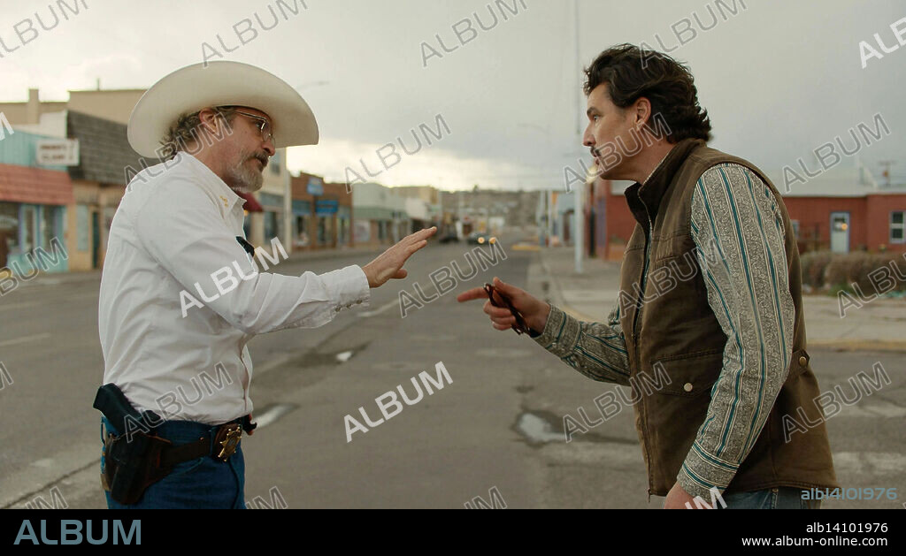 JOAQUIN PHOENIX y PEDRO PASCAL en EDDINGTON, 2025, dirigida por ARI ASTER. Copyright A24 / Square Peg / 828 Productions.