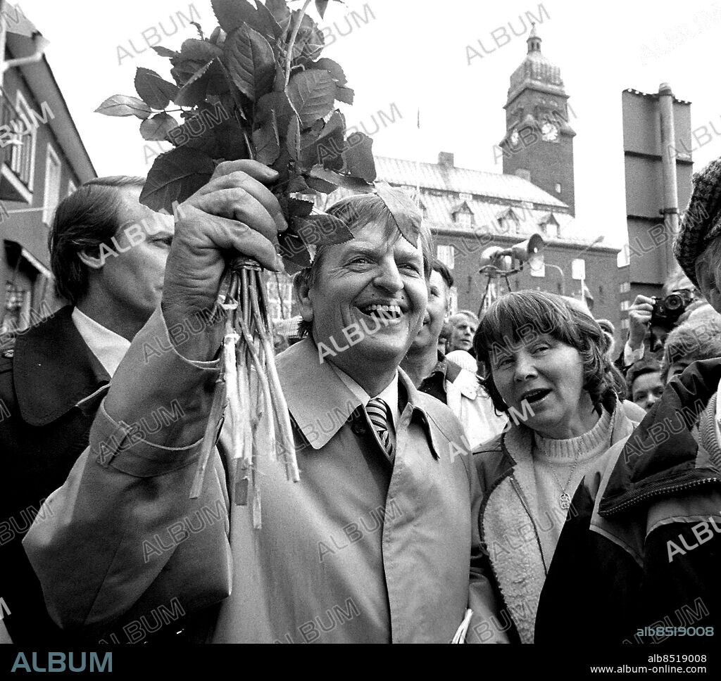 JÖNKÖPING 1983-05-01. Statsminister Olof Palme (S) förstmajtalar i Jönköping. Här med hustrun Lisbeth Palme.. Foto: Per Kagrell / EXP / TT kod 26. ** AFTONBLADET OUT **.
