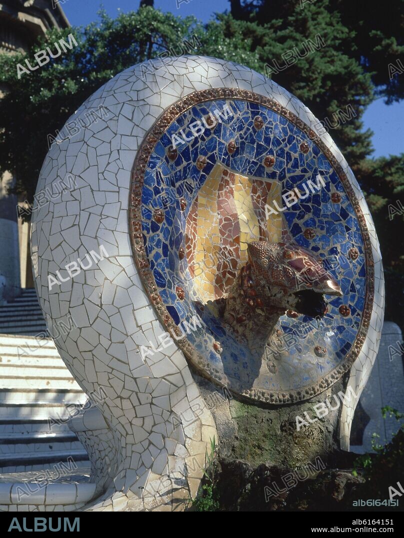 ANTONI GAUDÍ. MEDALLON-CABEZA DE DRAGON-BANDERA CATALANA.