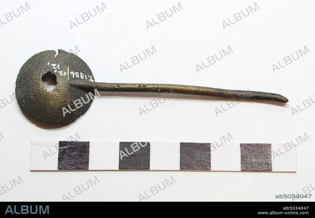 spoon, metal, bronze, 8.6 x 2.5 x 0.4 cm.