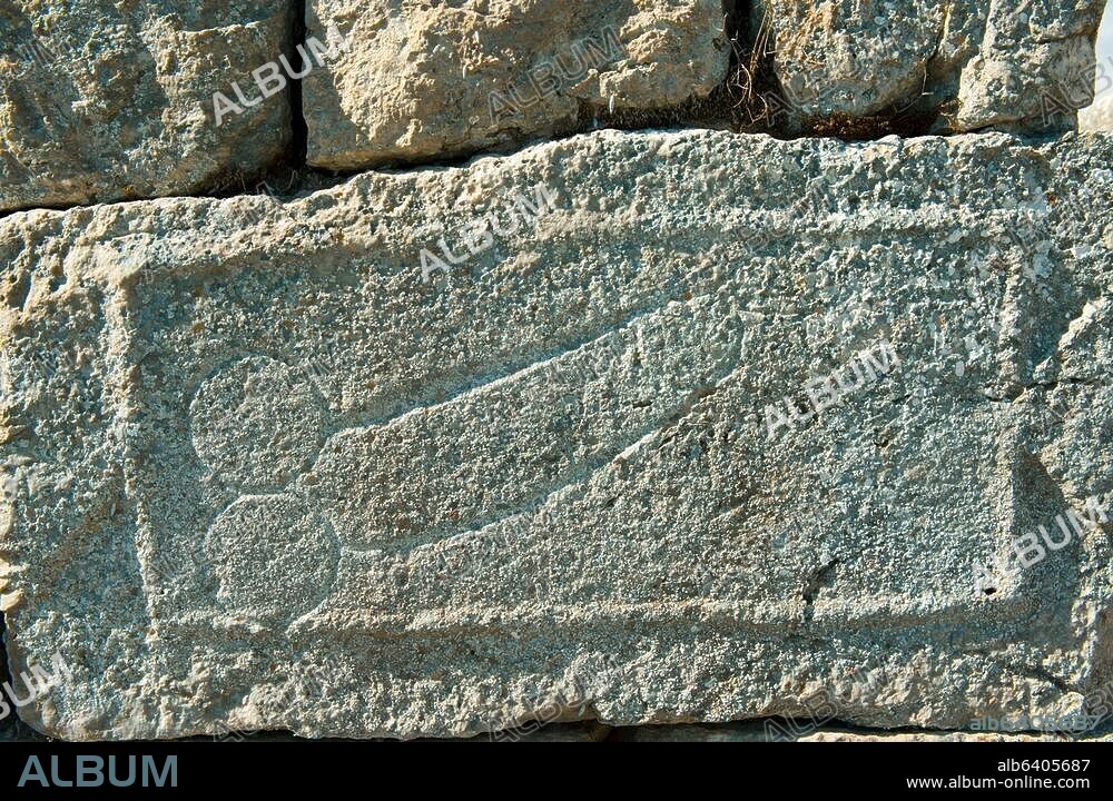 Griechenland, Kykladen, Santorini, Kamari, Alt-Thera, Phallus an 'Wohngebäude' westlich der Basilika Stoa (Königshalle).