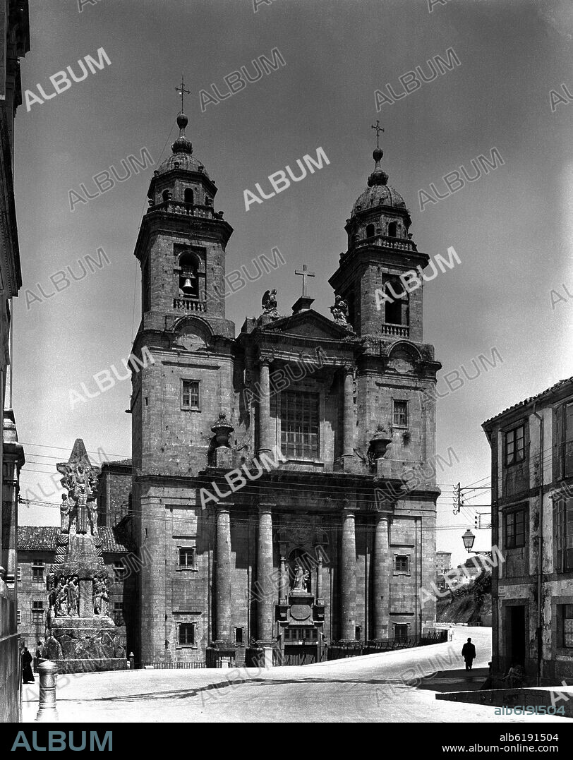 SIMON RODRIGUEZ (1679-1752). MONUMENTO A SAN FRANCISCO DE ASIS DE FRANCISCO ASOREY JUNTO A LA FACHADA BARROCA DE LA IGLESIA DE SAN FRANCISCO - 1742 - B/N - AÑOS 50.
