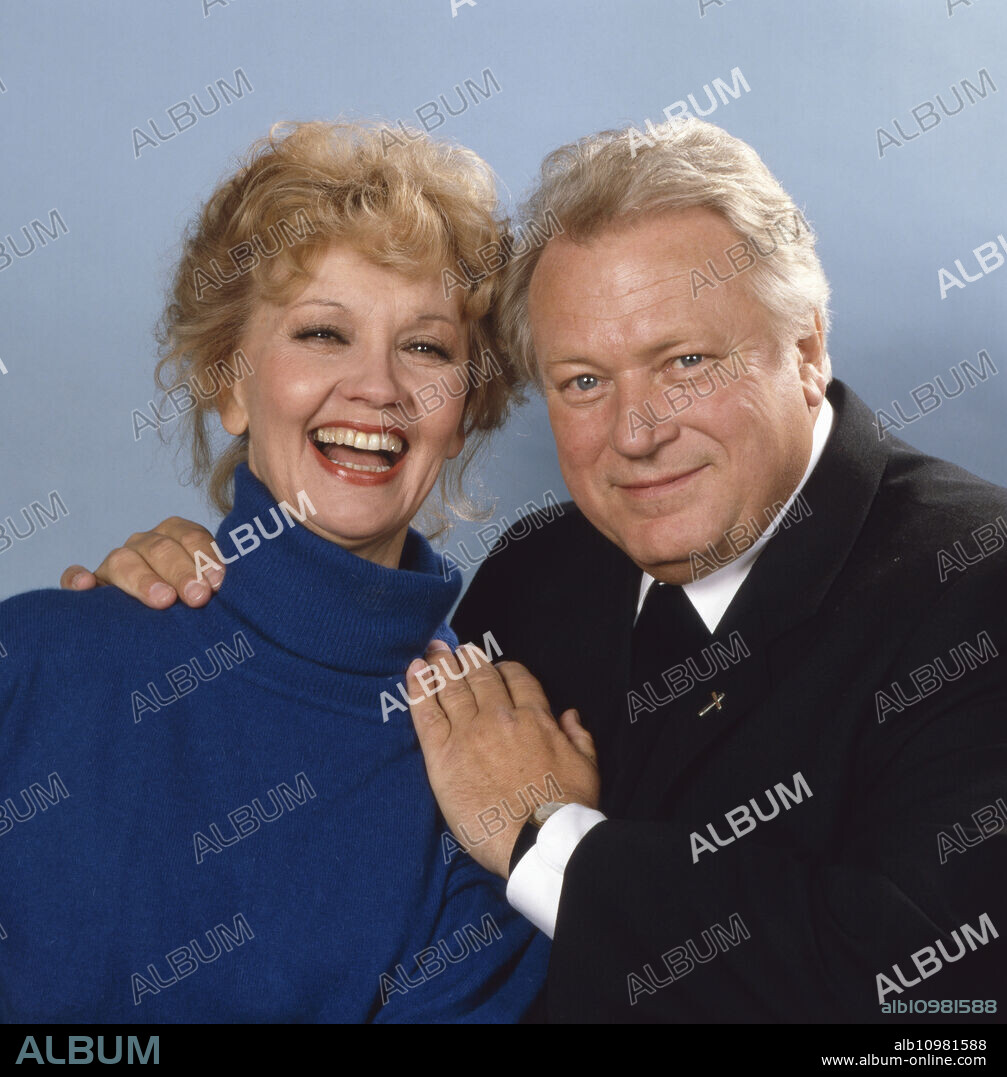Portrait shot of the German film, theater and television actor Günter Strack on the ZDF pastor's series "Body and soul" in Grossostheim near Aschaffenburg together with the Swiss actress Liselotte Pulver, Germany 1992.