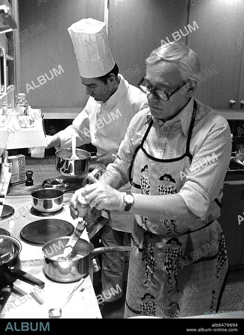 STOCKHOLM 1976-02-28. Kockarna Tore Wretman (i förgrunden) och Werner Vögeli matduellerar i ett reportage i Expressen . Foto: Per Kagrell / EXP / TT / kod 26. ** AFTONBLADET OUT **.