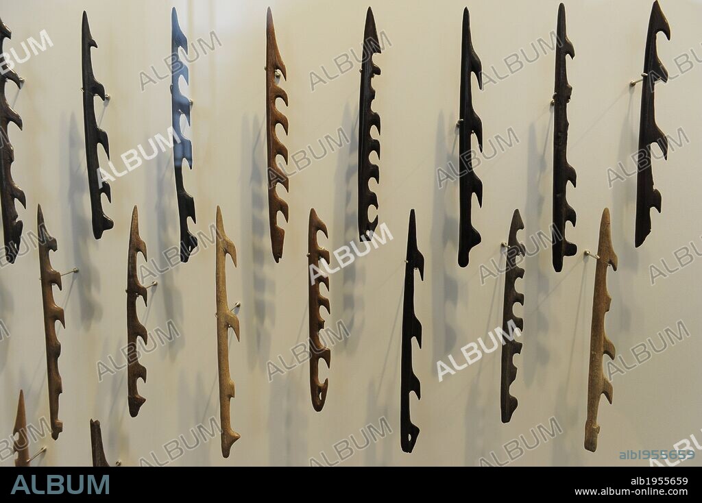 ARTE PREHISTORIA. EUROPA. Cultura Maglemoisense. Mesolítica. Escandinavia. ARPONES. Realizados con astas de ciervo. Localizados en distintas turberas. 8700-6500 a. C. Museo Nacional de Dinamarca. Copenhague. Dinamarca.