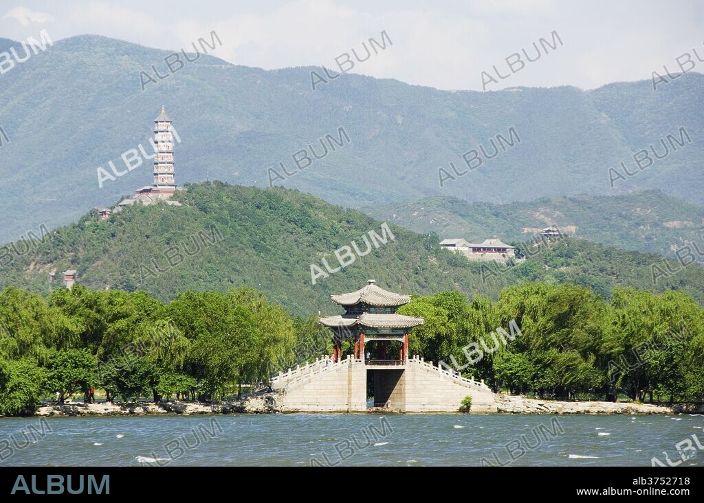 Pagoda on Yuquan Mountain seen across Kunming Lake at Yihe Yuan (The Summer Palace), UNESCO World Heritage Site, Beijing, China, Asia.