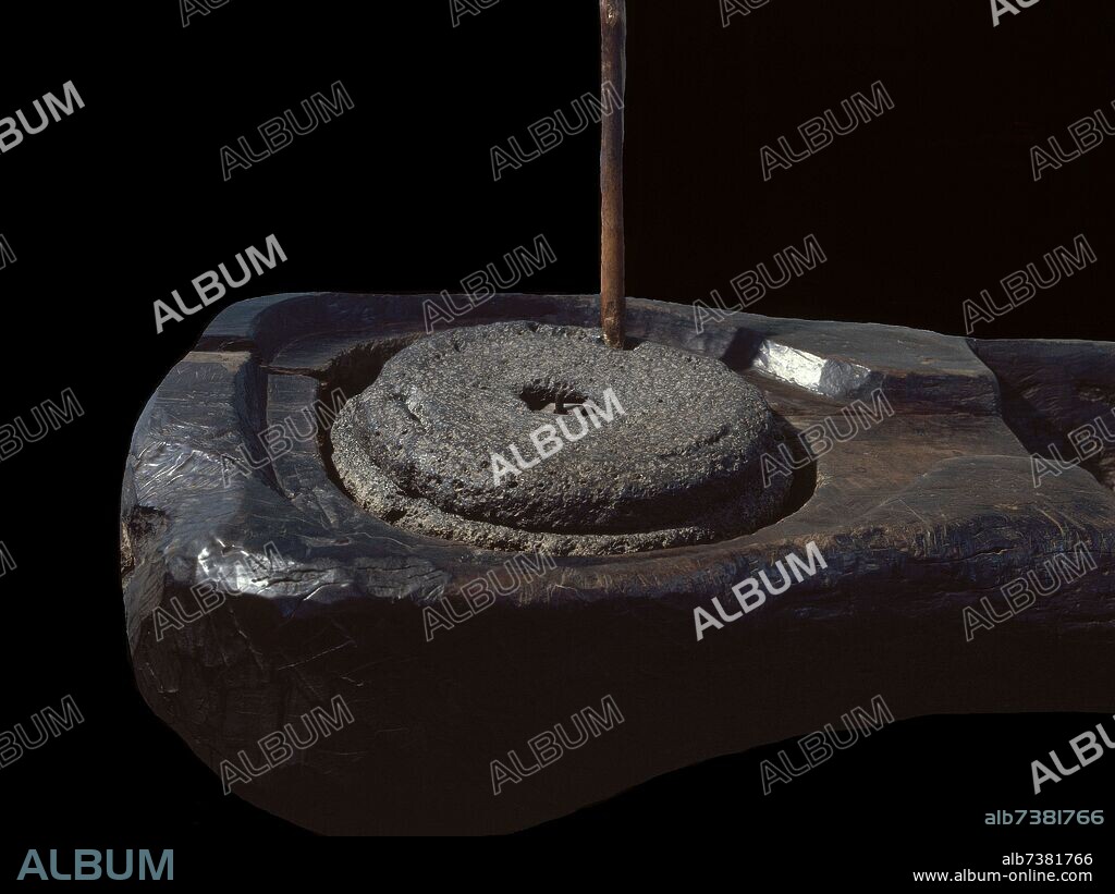 AUTOR LIBRE 01307. PIEDRA DE MOLINO CASERO DE CHIPUDE (GOMERA).