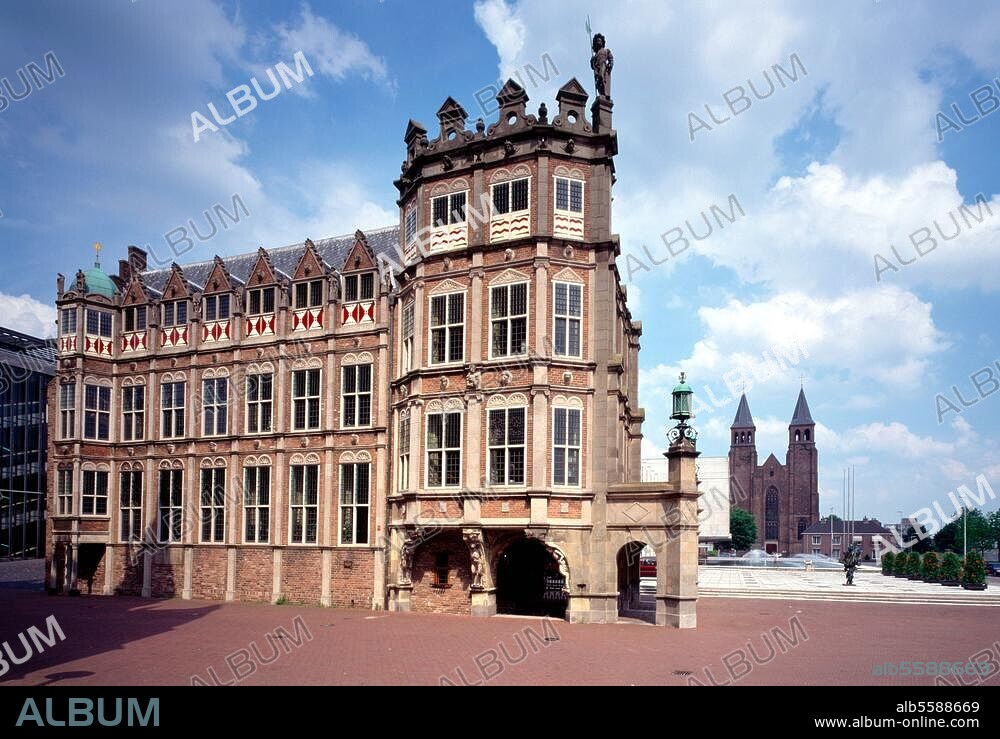 Arnhem, Altes Rathaus (Duivelshuis) / Westseite, im Hintergrund die Basilika St. Walburgis © Florian Monheim Filmsize: 6 × 9 cm.