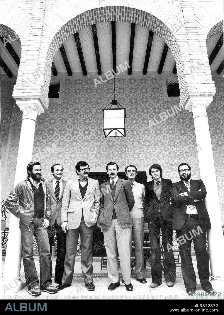 La portada de Abc del pasado miércoles Tuvo un gran impacto político y Emotivo. Reproducía dos Instantes Históricos de la autonomía Andaluza: la foto de los Ponentes del estatuto tras acabar sus Trabajos de redacción del Texto (febrero de 1981) en el parador de Carmona y los Mismos Protagonistas, veinte Años Después, en el mismo Lugar, Debatiendo sobre idéntico Tema: el Estatuto. Abc los Convocó de Nuevo. Ellos Fueron y Son, junto al pueblo andaluz que Refrendó Masivamente el Texto, Protagonistas Indiscutibles de un hecho Feliz: la consumación de la Autonomía. De izquierda A Derecha, Javier Pérez Royo, Juan Carlos Aguilar, José Rodríguez de la Borbolla, Carlos Rosado, Pedro Luis Serrera, Miguel Ángel Pino y Ángel López.