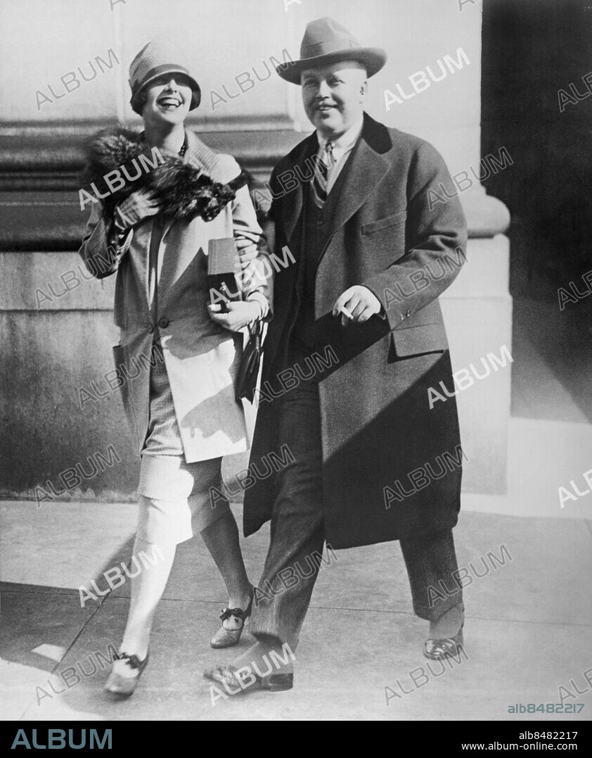 Orig. bildtext... WIDOW OF ILL-FATED SHENANDOAH'S COMMANDER WEDS AGAIN. Washington, D.C. Mrs Margaret Ross Lansdowne, widow of Captain Zachary Lansdowne, commander of the wrecked Shenandoah, was married today to John Caswell Jr., of Washington and Boston, at the home of her uncle in Washington. After successfully evading photographers for more than three hours, the couple were photographed at the Union Station where they boarded a train for New York. They will spend a three months honeymoon in Europe. Anm. Leenden Pälsstola CD367 persons: JOHN CASWELL JR;MARGARET ROSS LANSDOWNE sites: WASHINGTON D C;USA.
