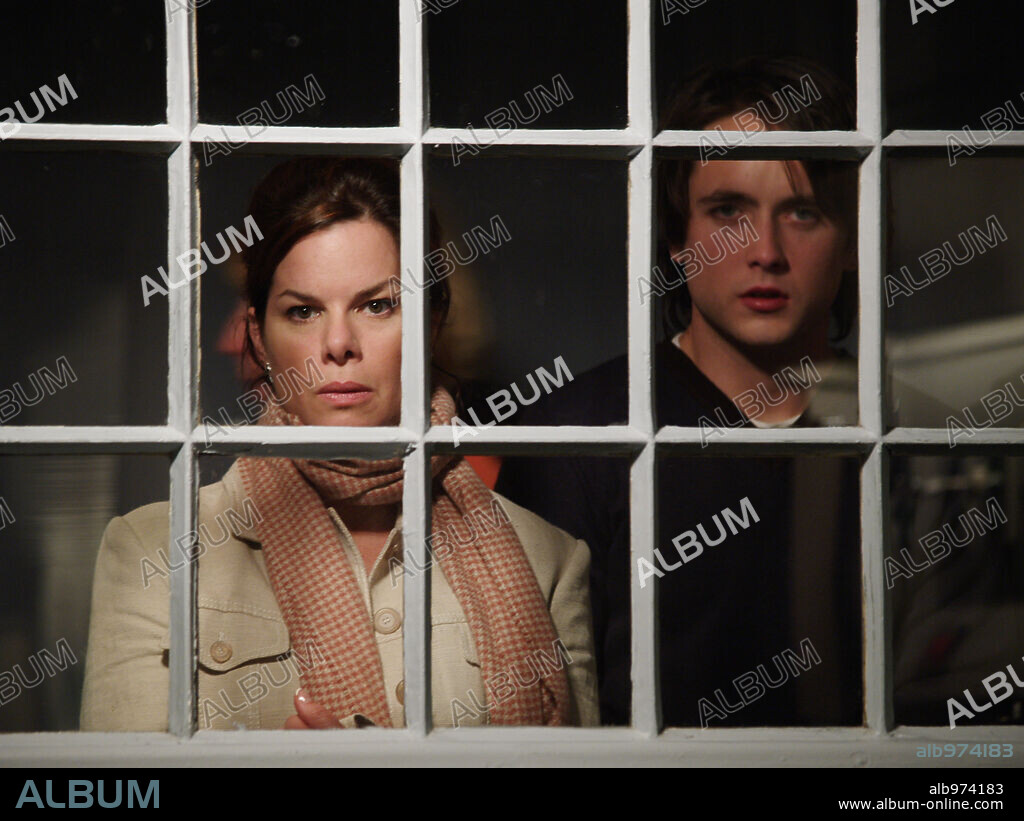 JUSTIN CHATWIN and MARCIA GAY HARDEN in THE INVISIBLE, 2007, directed by DAVID S. GOYER. Copyright HOLLYWOOD PICTURES/LIMBO PRODUCTIONS/SPYGLASS ENTERTAINMENT.