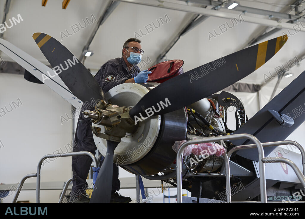 Talavera la Real (Badajoz), 19/05/2021. Base del ejército del Aire, Ala 23. Esta base que sirve de entrenamiento avanzado para pilotos de caza y combate, sirve como sede del avión no tripulado PREDATOR B de fabricación norteamericana para misiones de vigilancia e inteligencia. El subteniente José Soriano, en labores de mantenimiento del motor. Foto: Guillermo Navarro. ARCHDC.