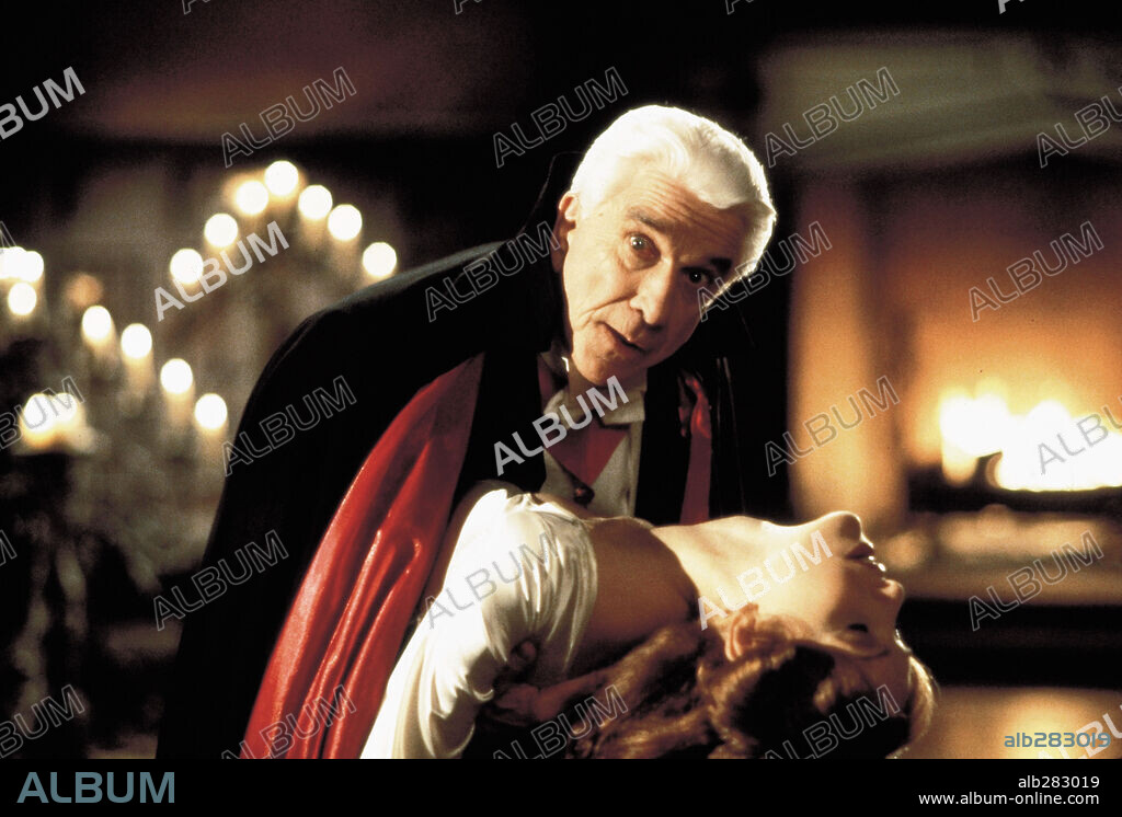 LESLIE NIELSEN en DRÁCULA, UN MUERTO MUY CONTENTO Y FELIZ, 1995 (DEAD AND LOVING IT), dirigida por MEL BROOKS. Copyright CASTLE ROCK ENTERTAINMENT / SOREL, PETER.