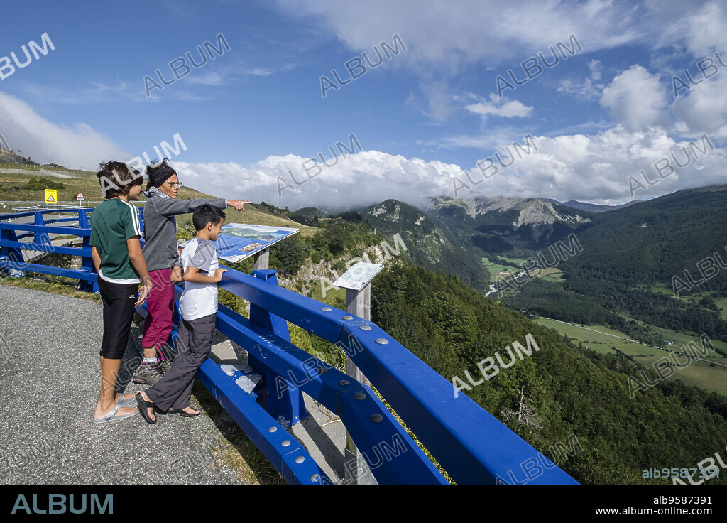 mirador de Belagua, valle de Belagua, Isaba, Navarra, Spain, Europe.