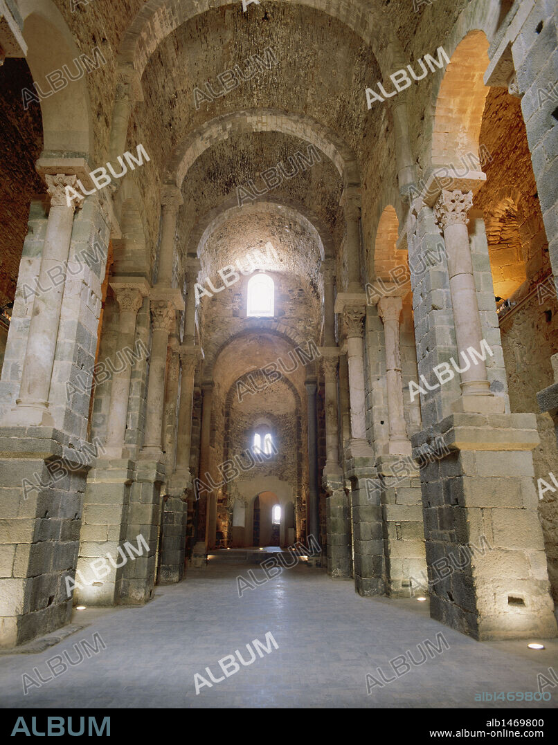 ARTE ROMANICO. ESPAÑA. MONASTERIO DE SAN PEDRO DE RODA. Interior de la IGLESIA ABACIAL, consagrada en el 1022. El Port de la Selva. Comarca del Alt Empordà. Provincia de Girona. Cataluña.