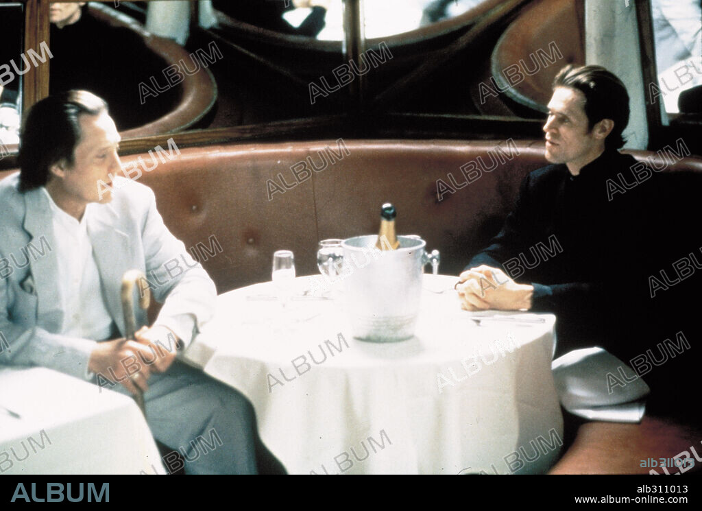 CHRISTOPHER WALKEN and WILLEM DAFOE in NEW ROSE HOTEL, 1998, directed by ABEL FERRARA. Copyright QUADRA ENTERTAIMENT.