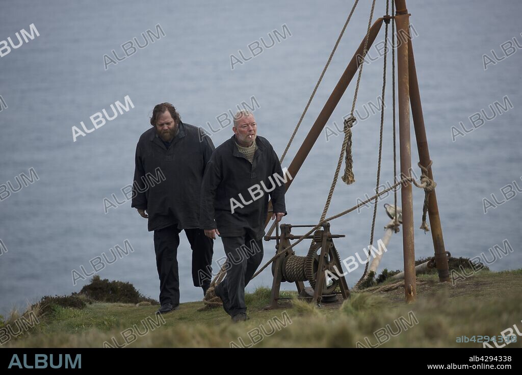 GERARD BUTLER y PETER MULLAN en KEEPERS, EL MISTERIO DEL FARO, 2018 (THE VANISHING), dirigida por KRISTOFFER NYHOLM. Copyright Mad As Birds / Cross Creek Pictures / G-BASE / Head Gear Fil.