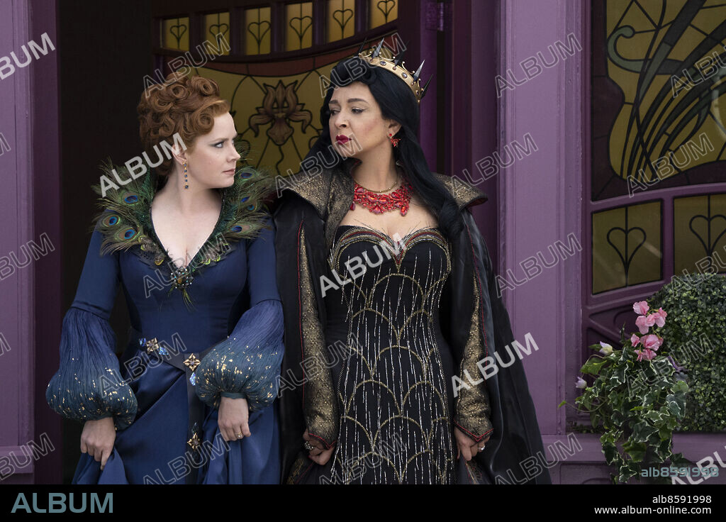AMY ADAMS and MAYA RUDOLPH in DISENCHANTED, 2022, directed by ADAM SHANKMAN. Copyright WALT DISNEY PICTURES.