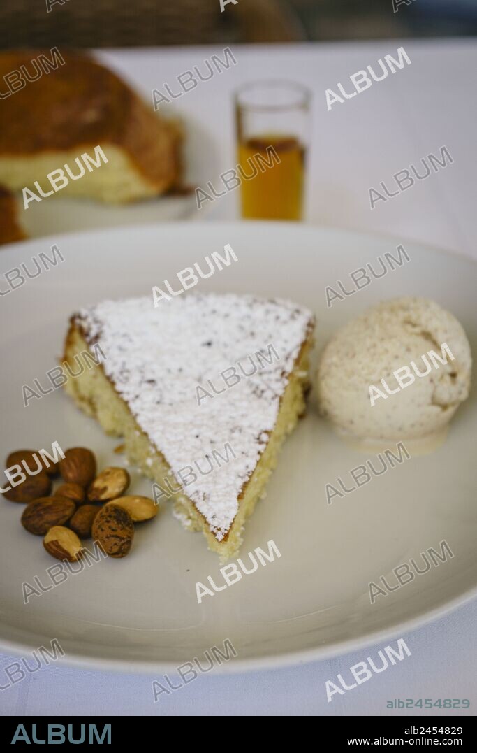 Bizcocho tipico mallorquin, Gato de almendras con helado, Mallorca,Islas Baleares,Spain.