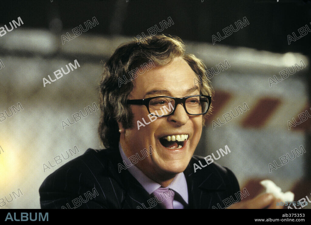 MICHAEL CAINE en AUSTIN POWERS EN MIEMBRO DE ORO, 2002 (AUSTIN POWERS IN GOLDMEMBER), dirigida por JAY ROACH. Copyright NEW LINE CINEMA / GORDON, MELINDA SUE.