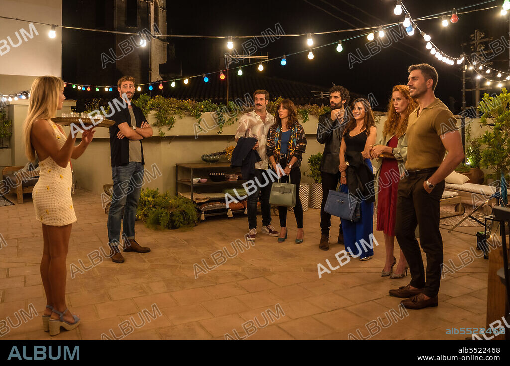 DANI TATAY, EVA UGARTE, FERNANDO GUALLAR, MARIA CASTRO, MIREN IBARGUREN, RICARD FARRE and TAMAR NOVAS in THE GAME OF KEYS, 2022 (EL JUEGO DE LAS LLAVES), directed by VICENTE VILLANUEVA. Copyright ATRESMEDIA CINE.