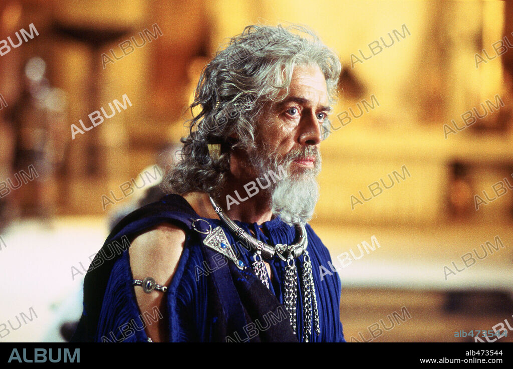 NIGEL TERRY en TROYA, 2004 (TROY), dirigida por WOLFGANG PETERSEN. Copyright WARNER BROS.