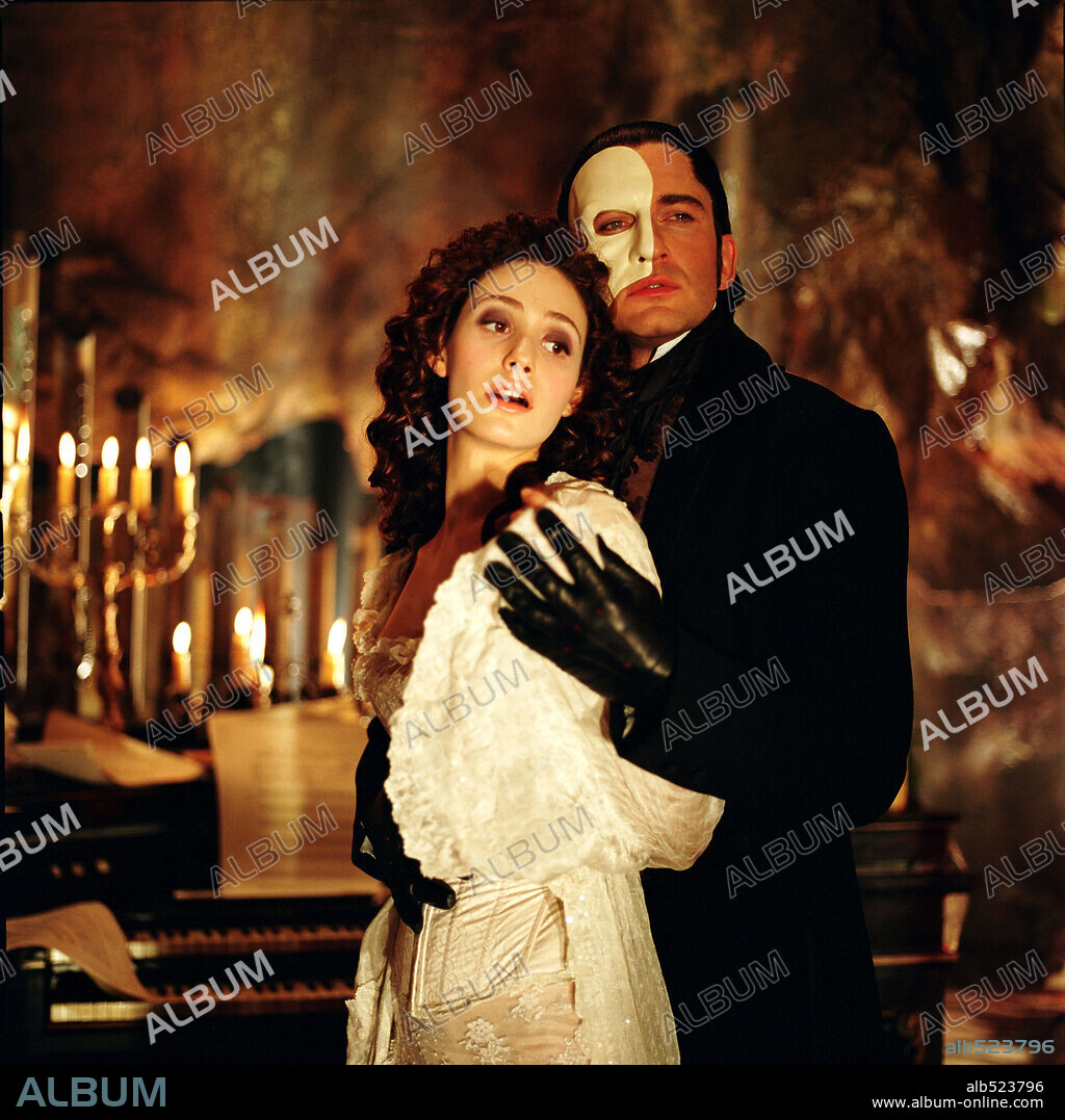 EMMY ROSSUM y GERARD BUTLER en EL FANTASMA DE LA ÓPERA, 2004 (THE PHANTOM OF THE OPERA), dirigida por JOEL SCHUMACHER. Copyright WARNER BROS. PICTURES / BAILEY, ALEX.