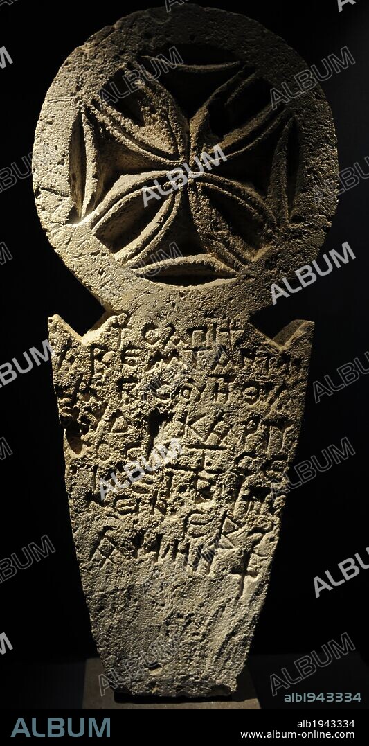 ARTE COPTO. EGIPTO. PRIMEROS CRISTIANOS. ESTELA COPTA escrita en letra mayúscula griega. Estela de Sapiti. Arenisca. Periodo Copto. Siglo VI-VIII. Cementerio de Harageh (Haraga). Museo Carlsberg Glyptotek. Copenhague. Dinamarca.