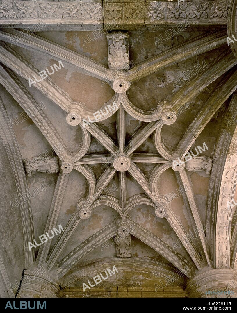BOLIVAR MARTIN / VICO AMBROSIO. BOVEDA DE CRUCERIA ESTRELLADA EN EL INTERIOR DE LA IGLESIA DE SANTA MARIA LA REAL TAMBIEN CONOCIDA COMO IGLESIA ABACIAL O IGLESIA DE LA MOTA.
