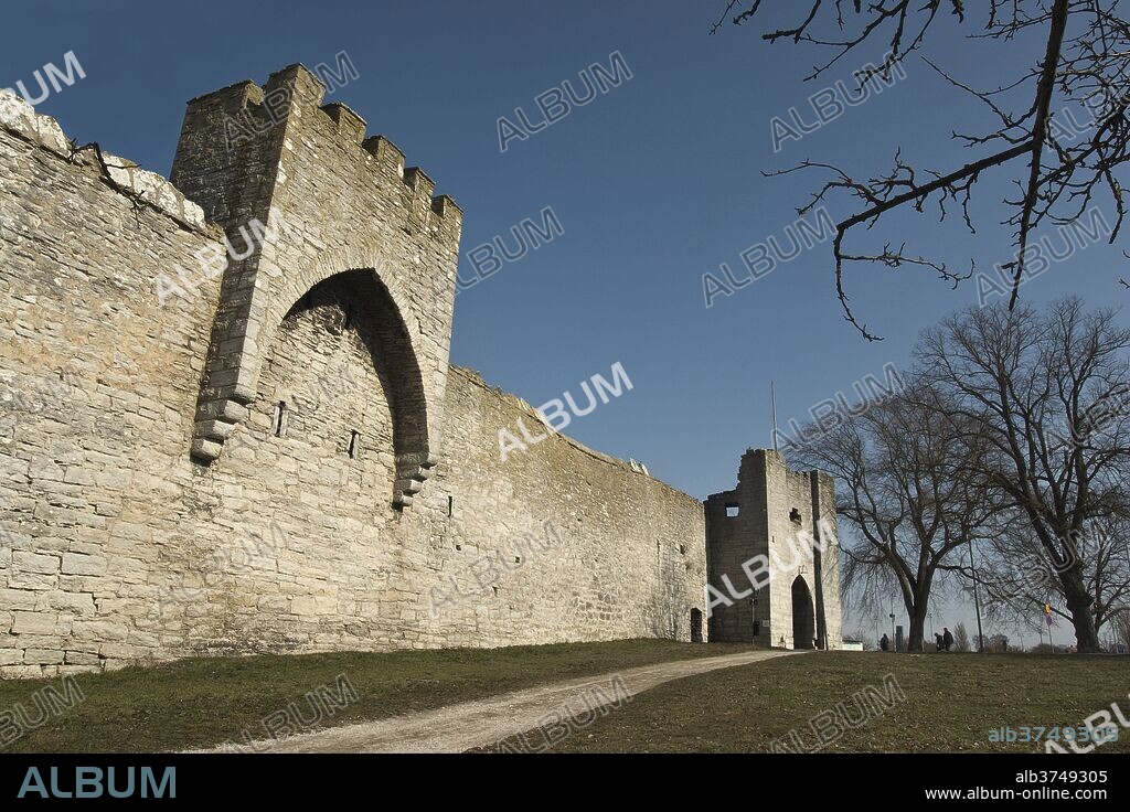 Fortified wall and entrance to the medieval town of Visby, UNESCO World Heritage Site, Gotland Island, southern Sweden, Scandinavia, Europe.