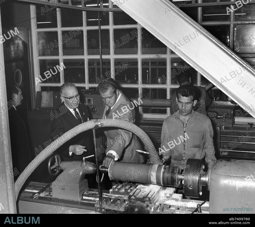 EL PRINCIPE DE ASTURIAS JUAN CARLOS DE BORBON VISITANDO LAS INSTALACIONES DE LA EMPRESA ISODEL SPRECHER - FOTOGRAFIA EN BLANCO Y NEGRO - AÑOS 60.