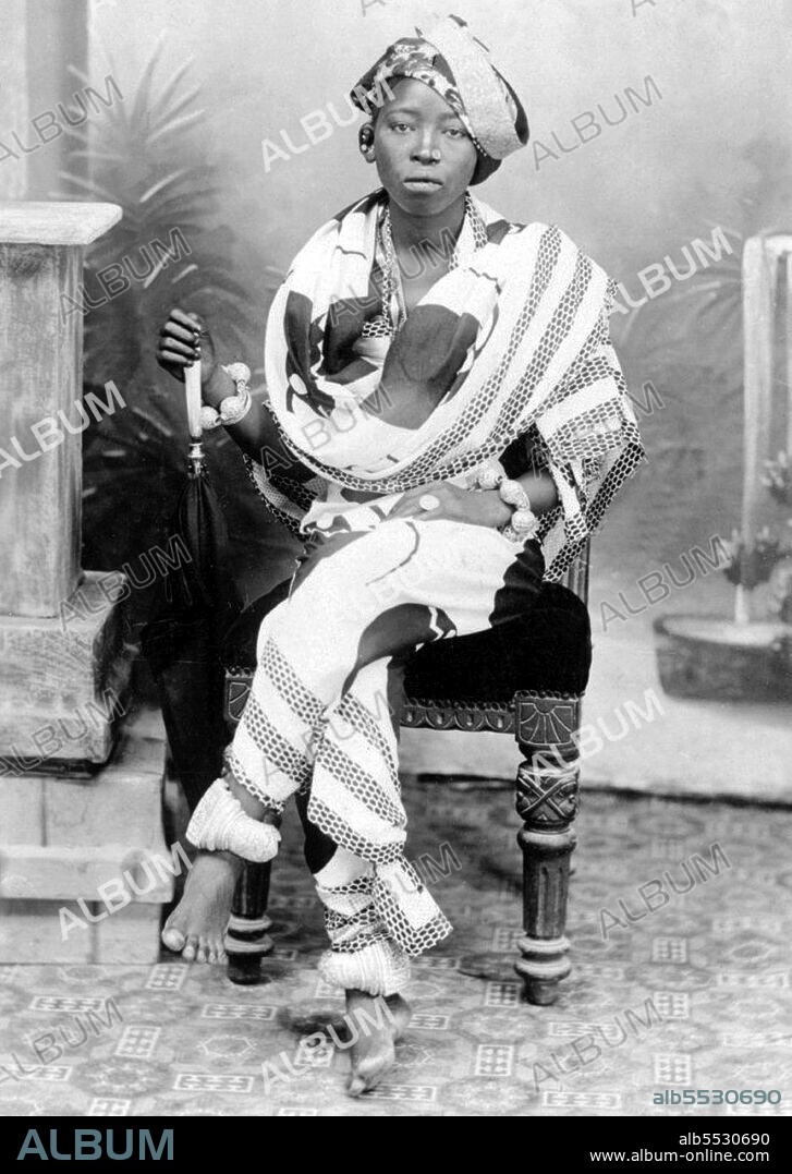 Tanzania / Zanzibar: Studio portrait of a Zanzibari woman