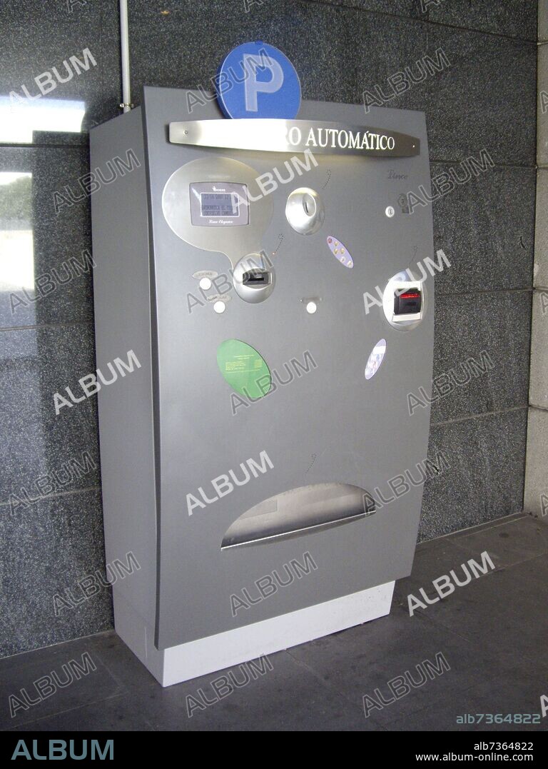 CAJARO AUTOMATICO PARA CAMBIAR DINERO EN EL APARCAMIENTO DEL HOSPITAL LA PAZ.