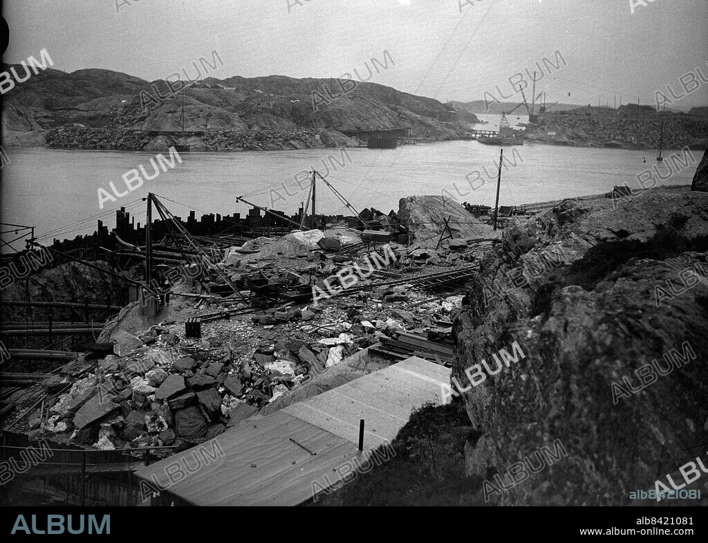 GÖTEBORG 1937-06-10.. Arbete med att muddra - det skall bli en ny kaj här. *** Local Caption *** GT Låda 1937-juni-01 Foto: Kamerareportage / TT / Kod: 2524.