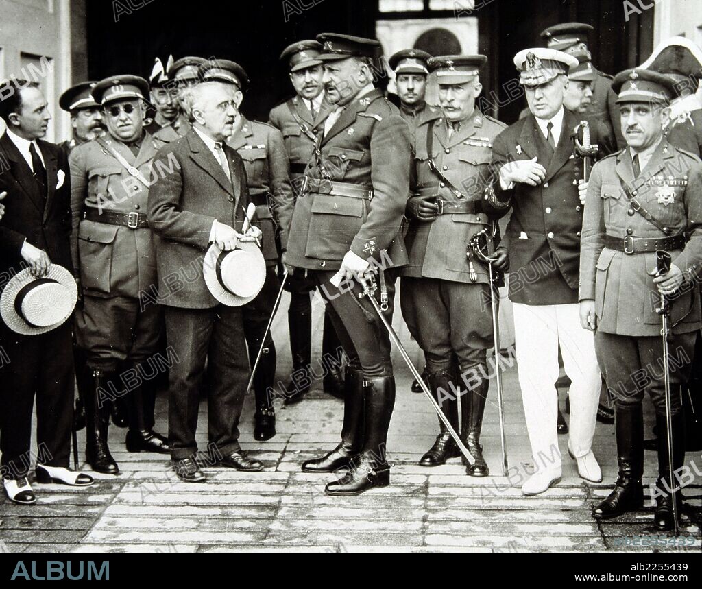 PRIMO DE RIVERA , MIGUEL. POLITICO Y MILITAR ESPAÑOL. JEREZ DE LA FRONTERA 1870 - 1930. SALIENDO DE PALACIO TRAS LA JURA COMO PRESIDENTE DEL DIRECTORIO MILITAR , CON LOS VOCALES.