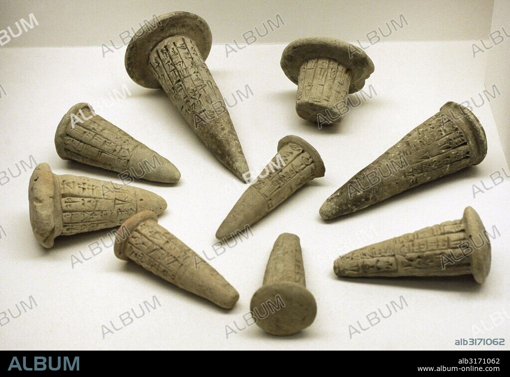 ARTE ANTIGUO. MESOPOTAMIA. PROXIMO ORIENTE. Clavos de fundación de forma cónica y con inscripciones cuneiformes. Arcilla. The State Hermitage Museum. San Peterburgo. Rusia.
