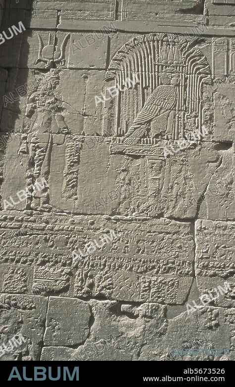 Assuan (Ägypten), Kalabscha-Tempel, dem nubischen Gott Mandulis geweiht (ptolemäisch; unter Augustus vollendet; wegen Flutung des Nasser-Stausees 1961-64 auf ein Granitplateau versetzt). Teilansicht: Relief mit dem Symbol des Gottes Mandulis im Hof des Tempels.
