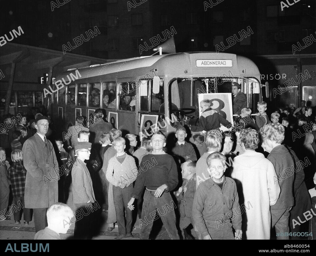 Malmö 1957-09-22. ATP-omröstningen. Folkomröstning i ATP-frågan om utformningen av en framtida tilläggspension. Linje 3:s filmbuss som tidigare gjort propaganda för frivillig tilläggspension i Limhamn ses här på Augusten-borgstorget i Malmö.. Foto Ture Hellström / Sydsvenskan / SCANPIX. **OUT Kvällsposten, Skånska Dagbladet, Metro Skåne**. ***BETALBILD***.