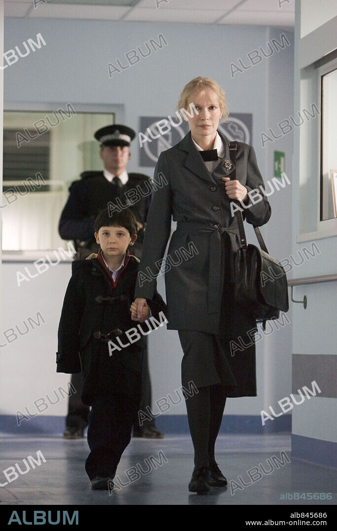 MIA FARROW and SEAMUS DAVEY-FITZPATRICK in THE OMEN, 2006, directed by JOHN MOORE. Copyright VALITUTTI, VINCE.