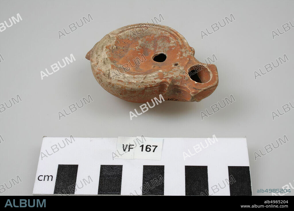 Earthen lamp with decorated mirror. Loeschcke type I B, shoulder shape I (2 grooves). White earth with orange painting. Ear broken off. Shoulder damaged on left. Fill hole right under the middle. Fire hole. Stand surface. Round air gap. Presentation on the mirror: bull attacked by a bear, oil lamp, earthenware, 8 x 5.3 x 2.5 cm, roman 15-50, the Netherlands, Utrecht, Bunnik, Vechten, Houtense Vlakte.