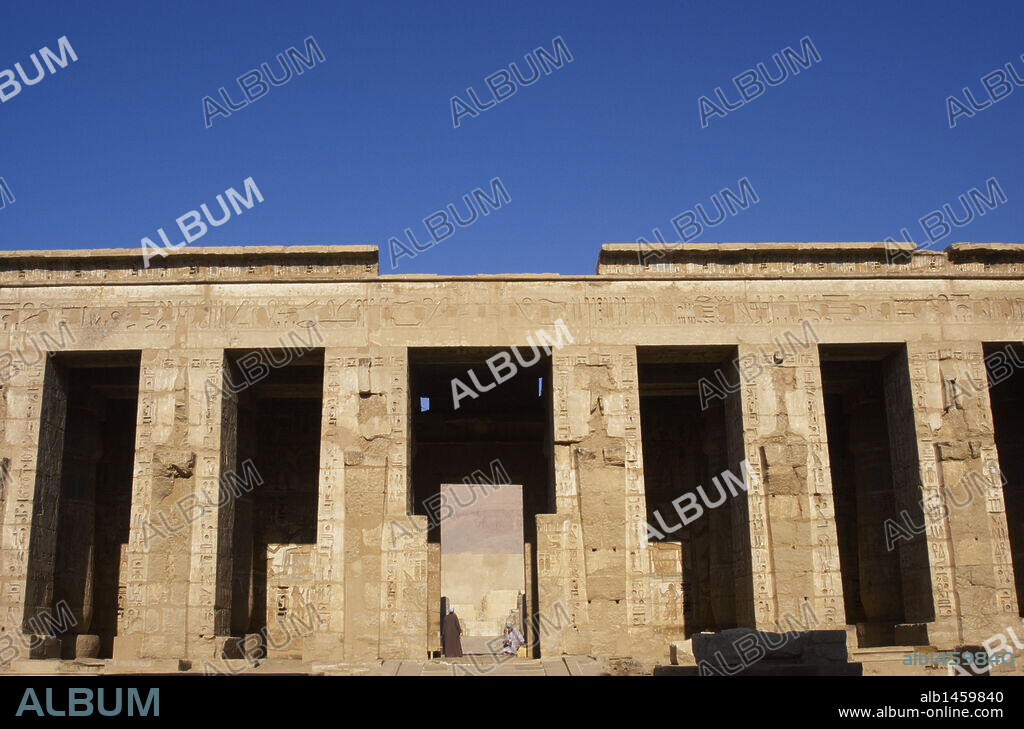 ARTE EGIPCIO. EGIPTO. "TEMPLO FUNERARIO DE RAMSES III" (1187-1156 a. C.). Vista de uno de uno los patios del templo. IMPERIO NUEVO (1550-1069 a. C.). XX dinastía. Medinet Habu. Egipto.
