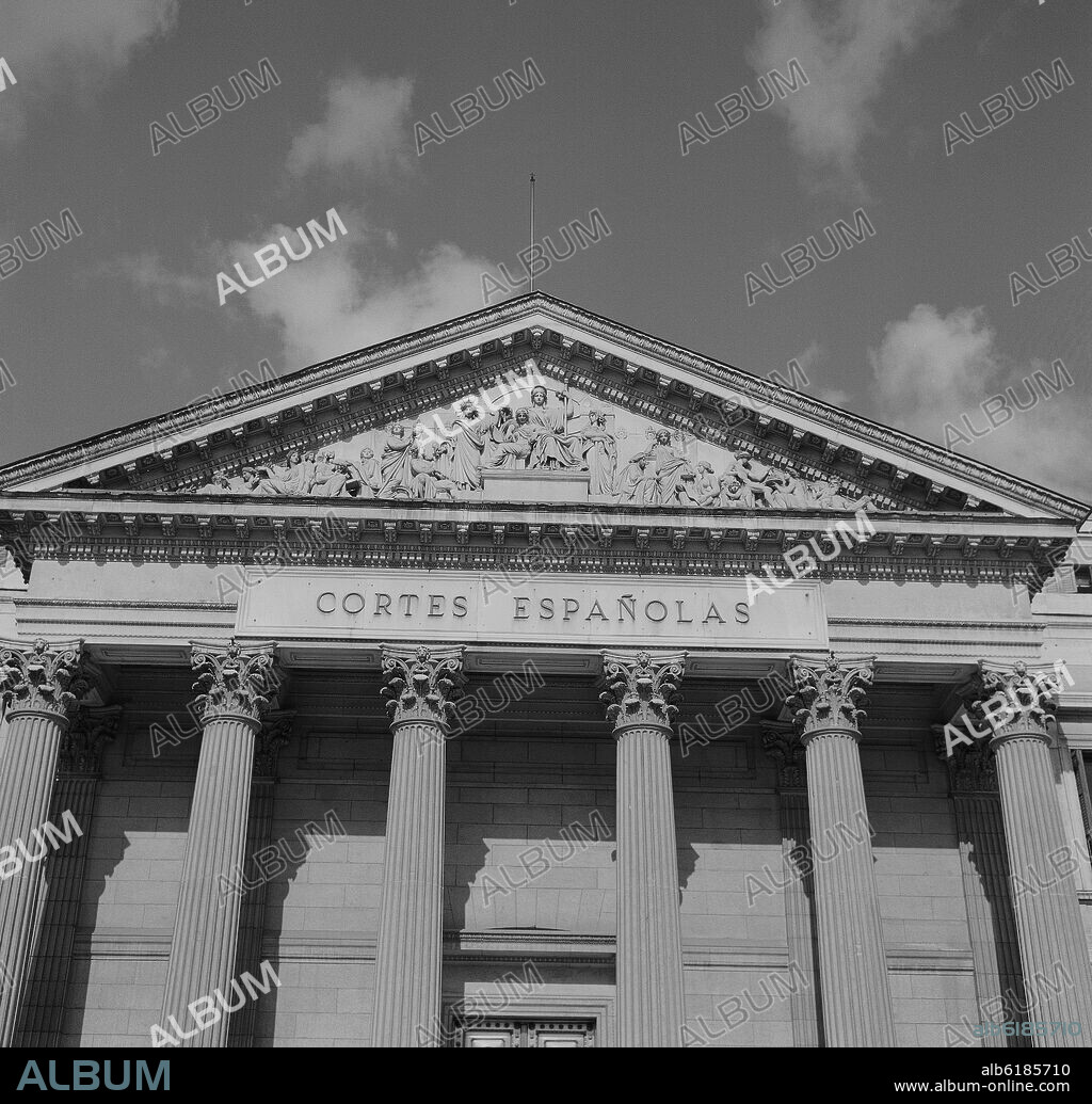 PONCIANO PONZANO Y GASCON. FRONTON REALIZADO EN 1864 - ALEGORIA DE ESPAÑA ABRAZANDO A LA CONSTITUCION DEL ESTADO - FOTOGRAFIA EN BLANCO Y NEGRO - AÑOS 50 -.
